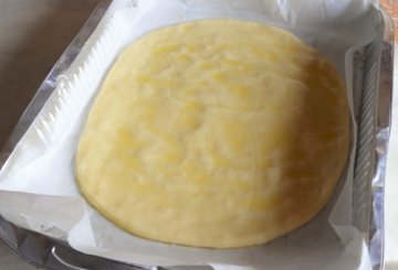 Calzone al forno ripieno di mozzarella e prosciutto preparazione 0