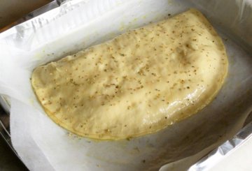 Calzone al forno ripieno di mozzarella e prosciutto preparazione 3