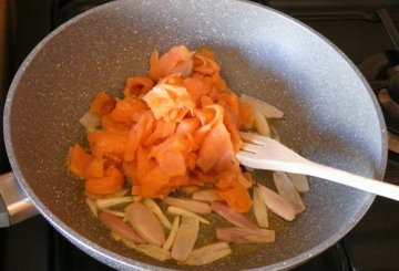 Penne, salmone e rucola preparazione 1