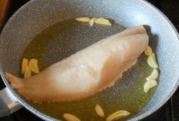 Scorfano aglio e prezzemolo in padella preparazione 1