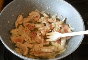 Straccetti di pollo con piselli preparazione 2