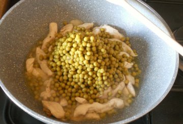 Straccetti di pollo con piselli preparazione 3