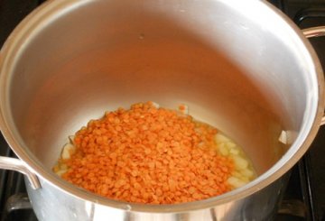 Zuppa di cavolo nero, quinoa e lenticchie rosse preparazione 1