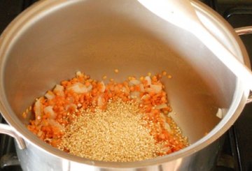 Zuppa di cavolo nero, quinoa e lenticchie rosse preparazione 2