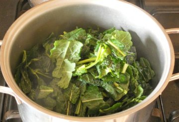 Zuppa di cavolo nero, quinoa e lenticchie rosse preparazione 3