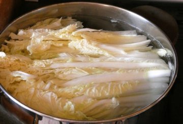 Linguine e cavolo cinese con aglio e peperoncino preparazione 1