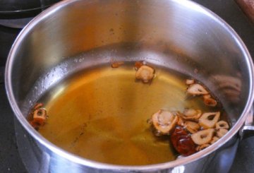 Linguine e cavolo cinese con aglio e peperoncino preparazione 3