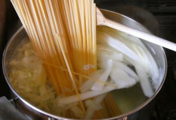 Linguine e cavolo cinese con aglio e peperoncino preparazione 4