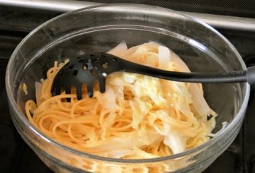 Linguine e cavolo cinese con aglio e peperoncino preparazione 5