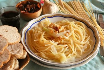 Linguine e cavolo cinese con aglio e peperoncino preparazione 6