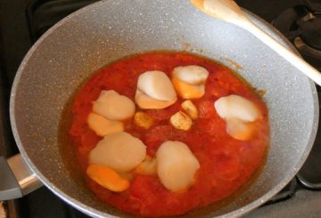 Sugo ai frutti di mare con bucatini preparazione 2