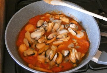 Sugo ai frutti di mare con bucatini preparazione 4