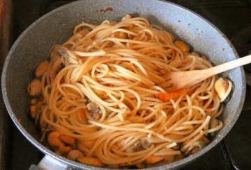 Sugo ai frutti di mare con bucatini preparazione 6