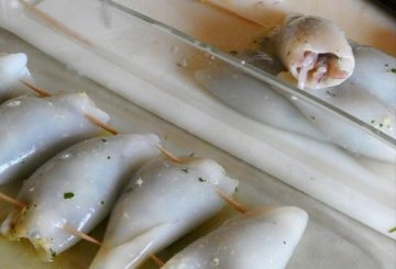 Calamari ripieni di prezzemolo e aglio  preparazione 4