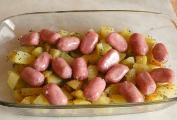 Salsiccia di vitello con patate al forno preparazione 4