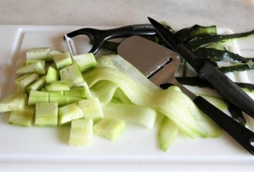 Insalata Di Melone, Cetriolo, Fiordilatte E Speck preparazione 0