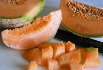 Insalata Di Melone, Cetriolo, Fiordilatte E Speck preparazione 1