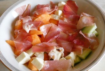 Insalata Di Melone, Cetriolo, Fiordilatte E Speck preparazione 2