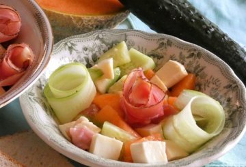 Insalata Di Melone, Cetriolo, Fiordilatte E Speck preparazione 3