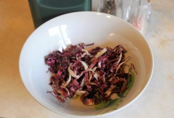 Insalata di polpo con radicchio e olive preparazione 0