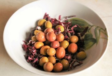 Insalata di polpo con radicchio e olive preparazione 1