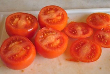 Pomodori ripieni con scamorza e acciughe preparazione 0