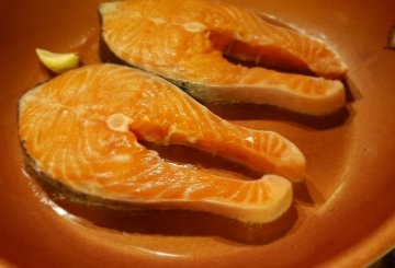 Salmone in padella con pomodorini preparazione 0