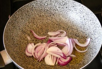 Coniglio alle melanzane, olive e origano preparazione 0