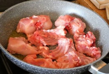 Coniglio alle melanzane, olive e origano preparazione 3