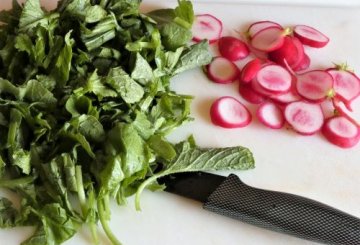 Frittata con foglie di ravanelli preparazione 0