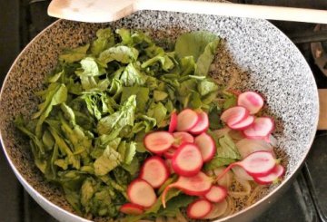 Frittata con foglie di ravanelli preparazione 2