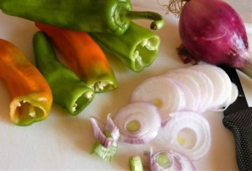 Peperoni corno in padella ripieni di linguine preparazione 0