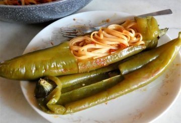 Peperoni corno in padella ripieni di linguine preparazione 9