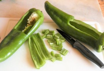 Peperoni corno in padella ripieni di linguine preparazione 1