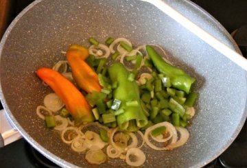 Peperoni corno in padella ripieni di linguine preparazione 3