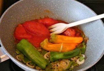 Peperoni corno in padella ripieni di linguine preparazione 4