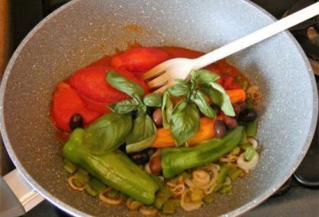 Peperoni corno in padella ripieni di linguine preparazione 5