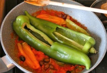 Peperoni corno in padella ripieni di linguine preparazione 6