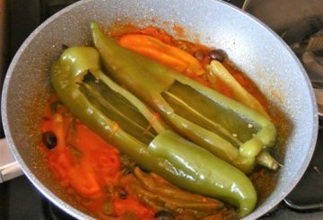 Peperoni corno in padella ripieni di linguine preparazione 7