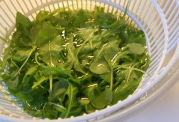 Carpaccio di manzo rucola e grana preparazione 1