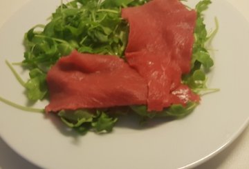 Carpaccio di manzo rucola e grana preparazione 3