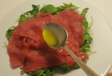 Carpaccio di manzo rucola e grana preparazione 4