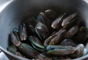 Cozze in padella preparazione 1