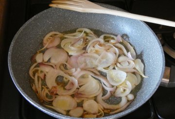 Frittata con cipollotti e zucchine  preparazione 3