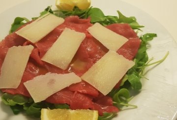 Carpaccio di manzo rucola e grana preparazione 5