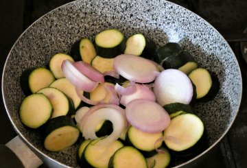 Salsa di zucchine allo yogurt e menta preparazione 1