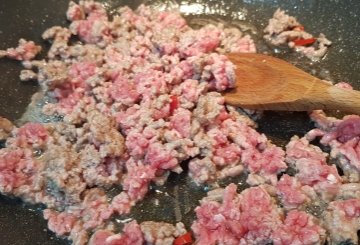 Carne macinata in padella preparazione 1