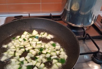 Pasta alla carbonara di zucchine preparazione 1