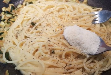 Pasta alla carbonara di zucchine preparazione 7