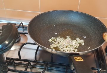 Pasta piselli e prosciutto preparazione 0